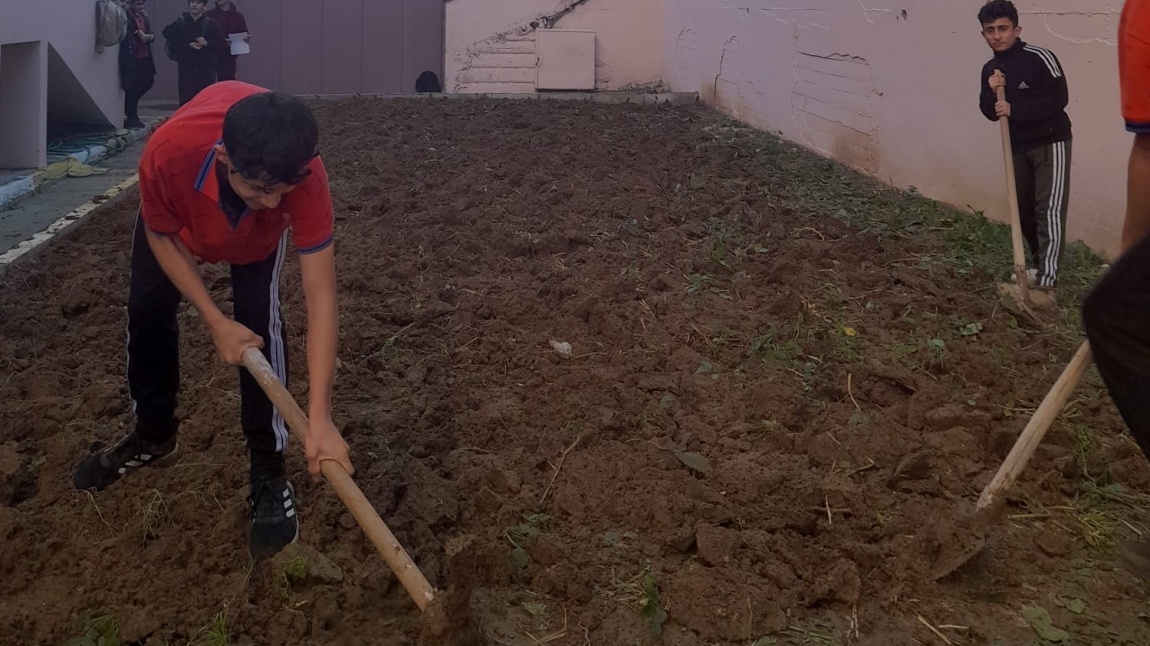 Öğrencilerimizle birlikte okulumuz bahçesinde ağaçlandırma ve sebze ekim çalışması yapıldı