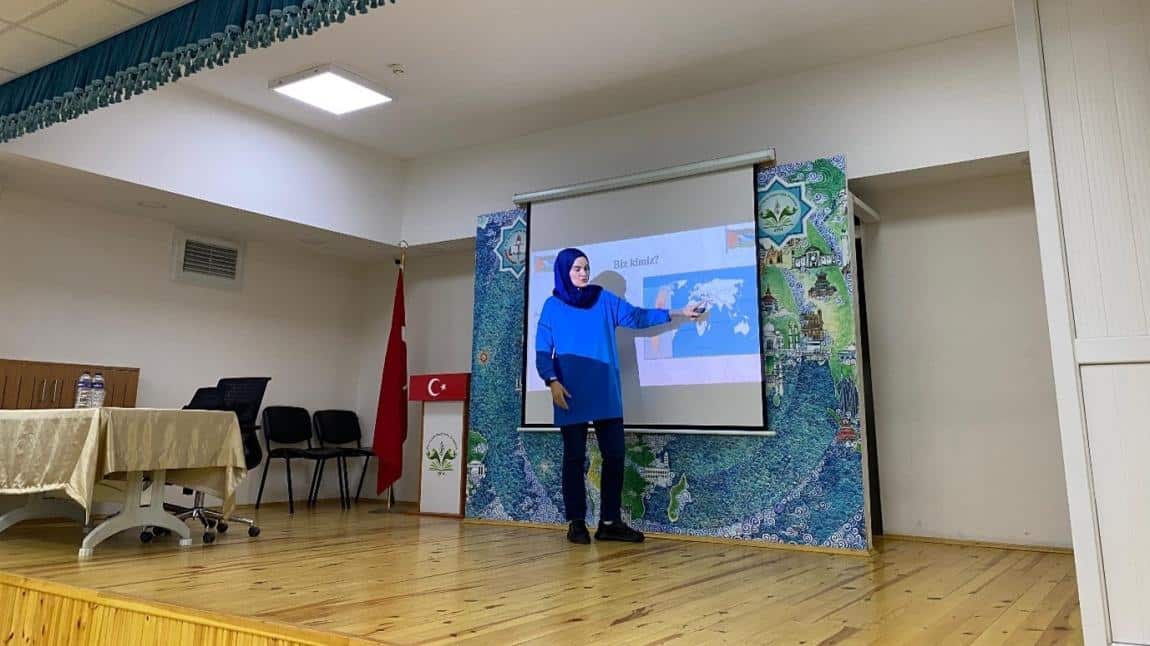 Filistin’de yaşanan insani durum ve hak ihlalleri ile ilgili  Dr. Fatma Alfarra okulumuzda konferans vermiştir